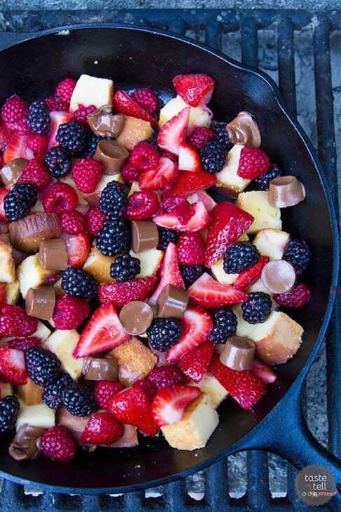 berries and cake campfire dessert