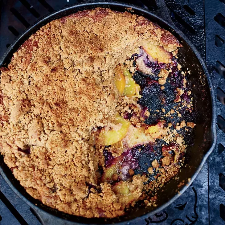 skillet-graham-cake-with-peaches-and-blueberries-